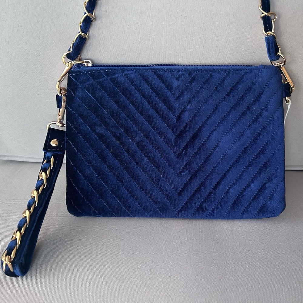 Justin & Taylor Velvet Chevron Crossbody/Clutch HandBag.
Color: Navy Blue
